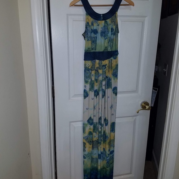 Dress - Picture 2 of 3